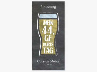 Einladung Geburtstag Bierglas lange Karte hoch gelb mit Weizenglas auf Schiefertafel-Hintergrund