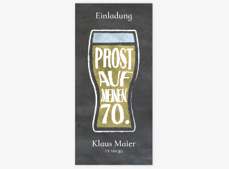 Einladung 70. Geburtstag Bierglas lange Karte hoch gelb mit Weizenglas auf Schiefertafel-Hintergrund