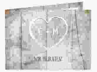 Hochzeitseinladung Wood A6 Klappkarte quer weiss in rustikaler Holz-Optik mit Herz