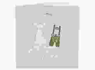 Hochzeitseinladung Trachtenhochzeit quadr. Klappkarte beige mit Dirndl und Lederhose