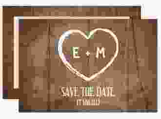 Save the Date-Karte Wood A6 Karte quer braun in Holz-Optik mit Herz und Initialen