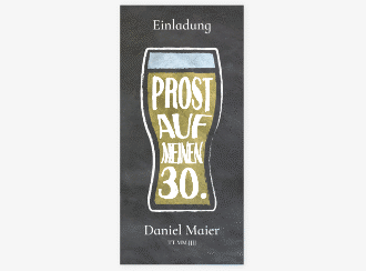 Einladung 30. Geburtstag Bierglas lange Karte hoch schwarz mit Weizenglas auf Schiefertafel-Hintergrund
