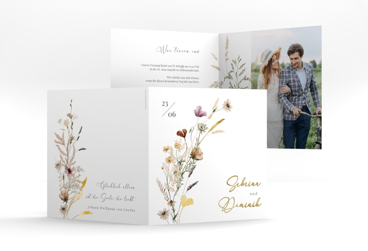 Hochzeitseinladung Sauvages quadr. Klappkarte gold mit getrockneten Wiesenblumen