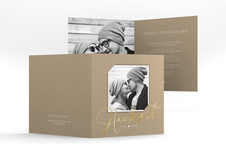 Hochzeitseinladung Crafty quadr. Klappkarte gold mit Schwarzweiß-Foto und schwungvollem Schriftzug
