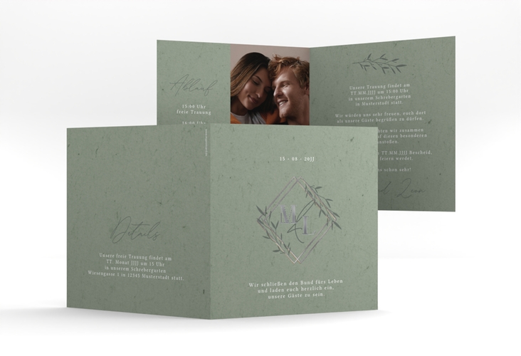 Hochzeitseinladung Greenletter quadr. Klappkarte silber mit Initialen in elegantem Goldrahmen mit Blättern