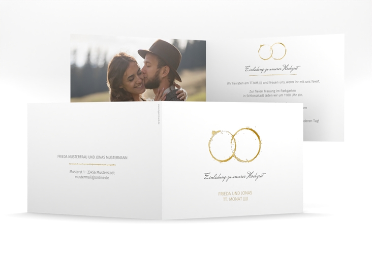 Hochzeitseinladung Trauringe mittlere Klappkarte quer gold gold minimalistisch gestaltet mit zwei Eheringen