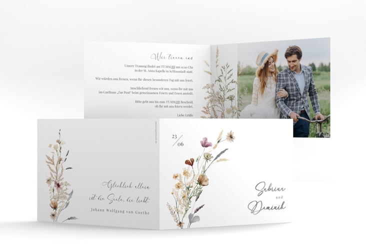 Hochzeitseinladung Sauvages A6 Klappkarte quer weiss silber mit getrockneten Wiesenblumen