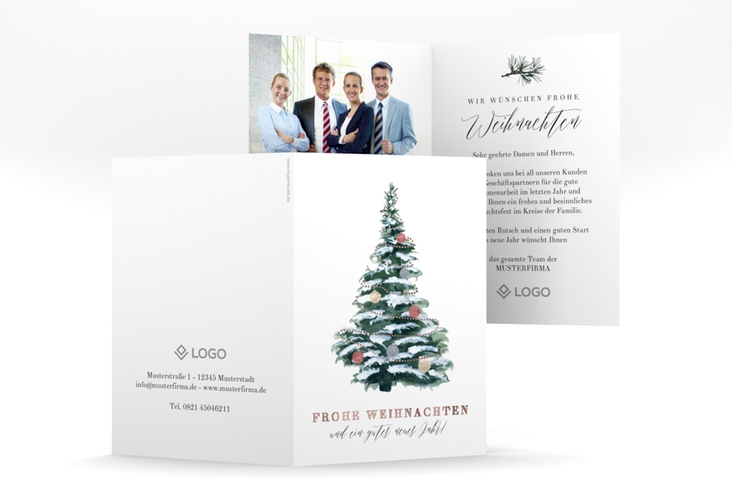 Geschäftliche Weihnachtskarte Wintertanne A6 Klappkarte hoch gruen rosegold mit dekoriertem Tannenbaum voll Schnee