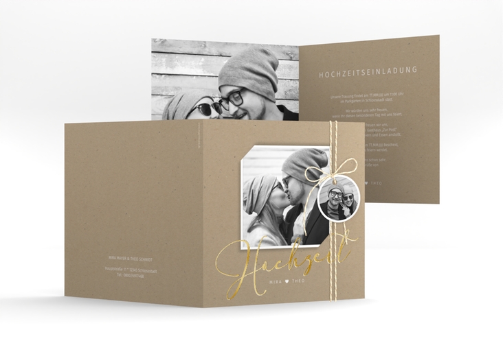 Hochzeitseinladung Crafty quadr. Klappkarte gold mit Schwarzweiß-Foto und schwungvollem Schriftzug