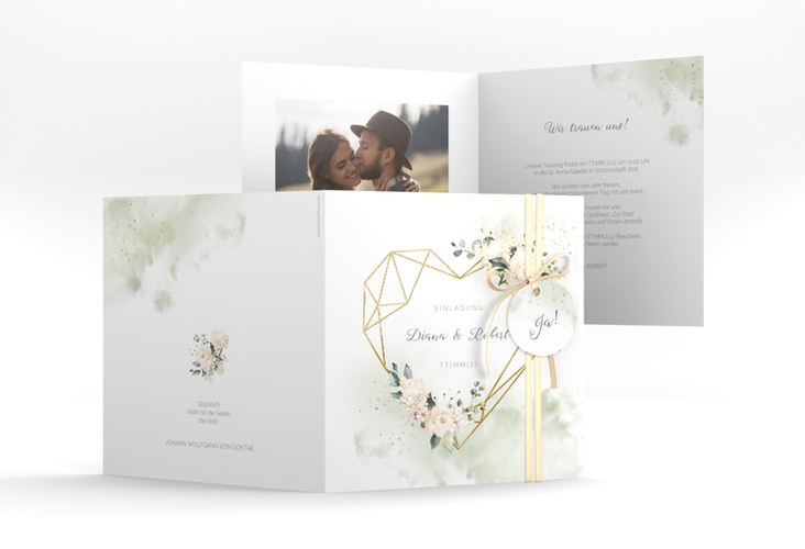 Hochzeitseinladung Adore quadr. Klappkarte gold mit geometrischem Herz und Rosen in Aquarell