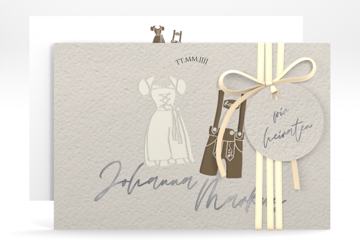 Save the Date-Karte Trachtenhochzeit A6 Karte quer beige silber mit Dirndl und Lederhose