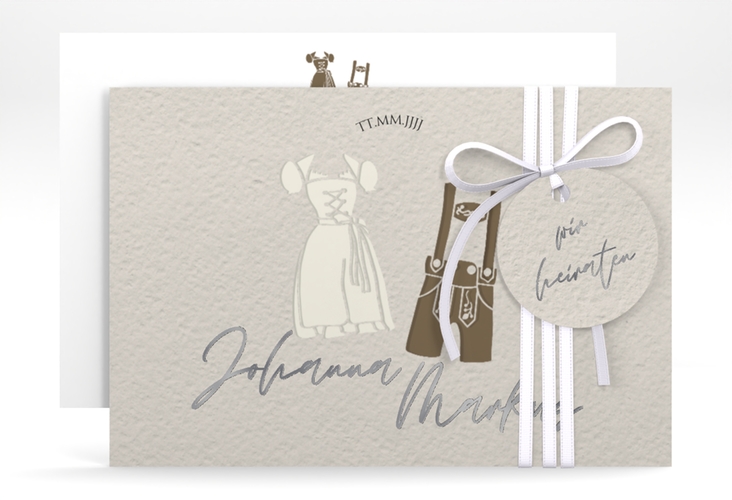 Save the Date-Karte Trachtenhochzeit A6 Karte quer beige silber mit Dirndl und Lederhose