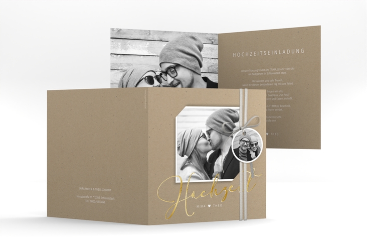 Hochzeitseinladung Crafty quadr. Klappkarte gold mit Schwarzweiß-Foto und schwungvollem Schriftzug