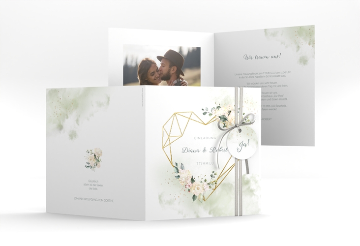 Hochzeitseinladung Adore quadr. Klappkarte gold mit geometrischem Herz und Rosen in Aquarell