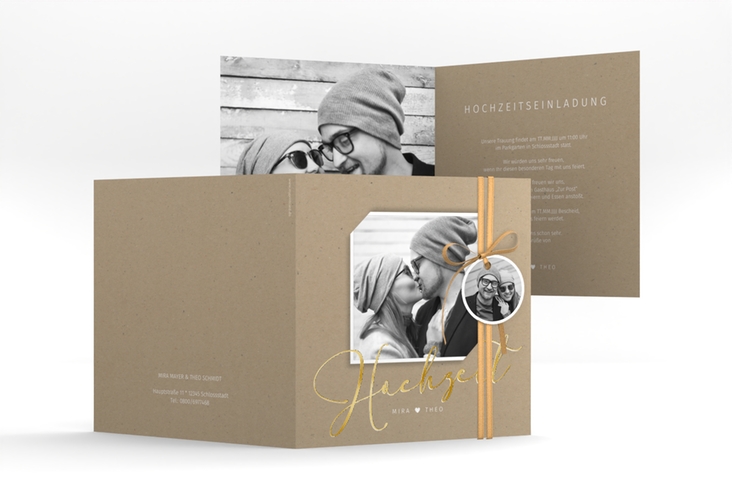 Hochzeitseinladung Crafty quadr. Klappkarte gold mit Schwarzweiß-Foto und schwungvollem Schriftzug