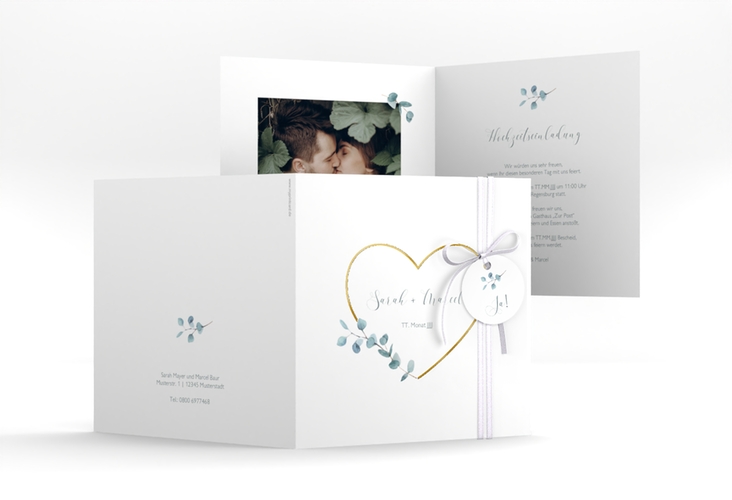 Hochzeitseinladung Greenheart quadr. Klappkarte gold gold mit elegantem Herz und Eukalyptus-Zweig