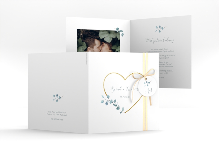 Hochzeitseinladung Greenheart quadr. Klappkarte gold gold mit elegantem Herz und Eukalyptus-Zweig