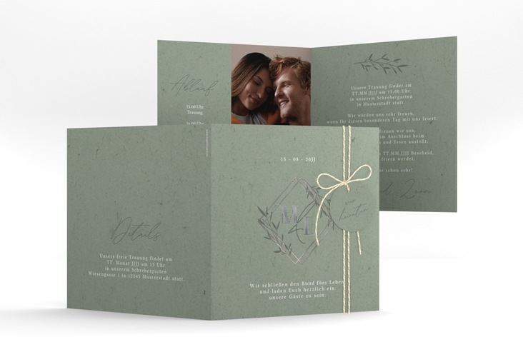 Hochzeitseinladung Greenletter quadr. Klappkarte gruen silber mit Initialen in elegantem Goldrahmen mit Blättern
