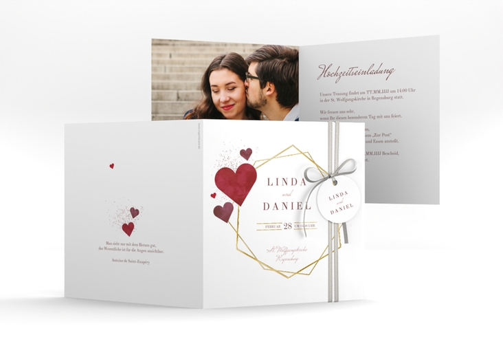 Hochzeitseinladung Herzlich quadr. Klappkarte gold gold mit Goldrahmen und roten Herzen