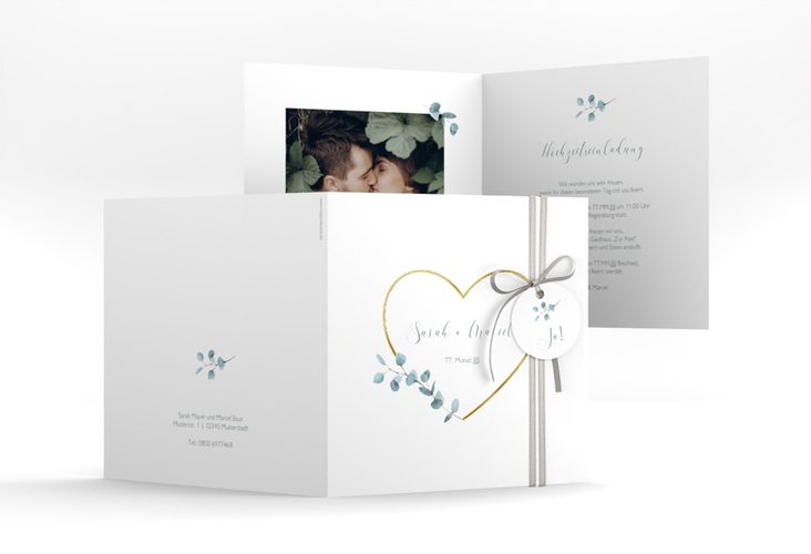 Hochzeitseinladung Greenheart quadr. Klappkarte gold gold mit elegantem Herz und Eukalyptus-Zweig