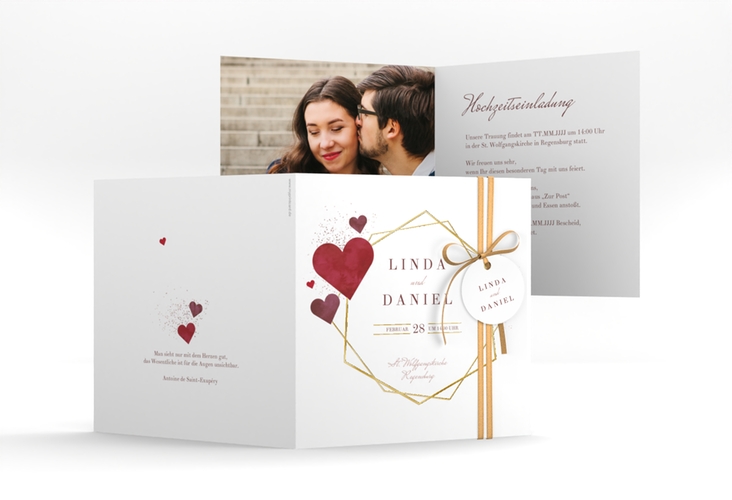 Hochzeitseinladung Herzlich quadr. Klappkarte gold gold mit Goldrahmen und roten Herzen