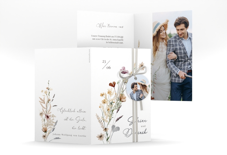 Einladungskarte Hochzeit Sauvages A6 Klappkarte hoch silber mit getrockneten Wiesenblumen