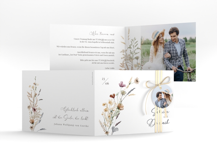 Hochzeitseinladung Sauvages A6 Klappkarte quer silber mit getrockneten Wiesenblumen