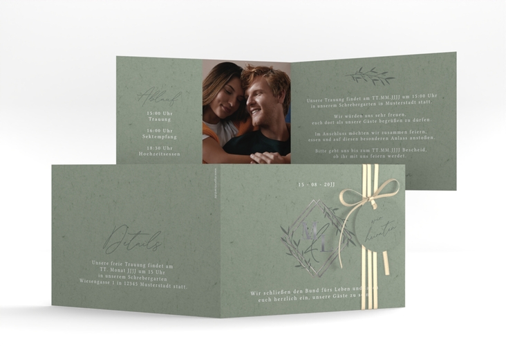 Hochzeitseinladung Greenletter A6 Klappkarte quer silber mit Initialen in elegantem Goldrahmen mit Blättern