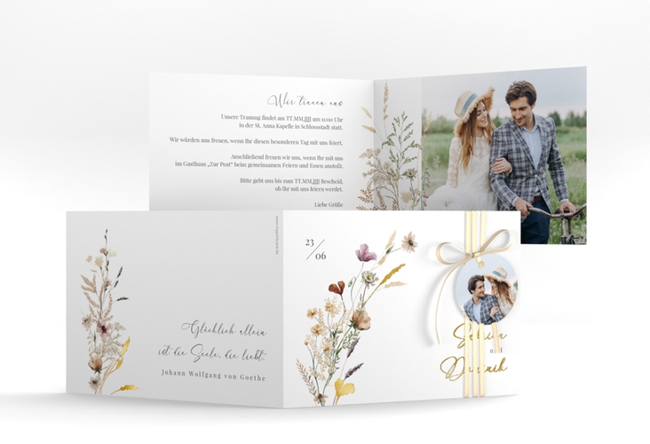 Hochzeitseinladung Sauvages A6 Klappkarte quer gold mit getrockneten Wiesenblumen