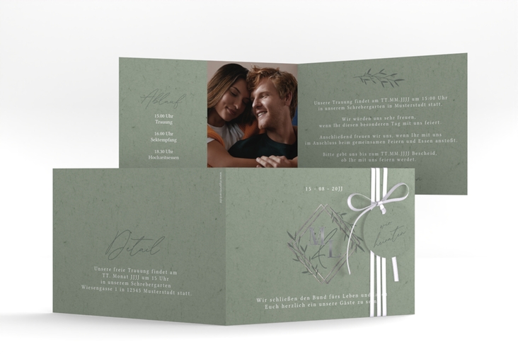 Hochzeitseinladung Greenletter A6 Klappkarte quer silber mit Initialen in elegantem Goldrahmen mit Blättern