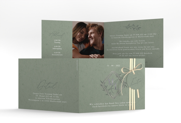 Hochzeitseinladung Greenletter A6 Klappkarte quer silber mit Initialen in elegantem Goldrahmen mit Blättern