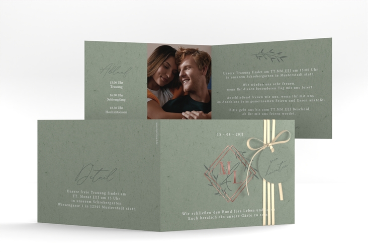Hochzeitseinladung Greenletter A6 Klappkarte quer rosegold mit Initialen in elegantem Goldrahmen mit Blättern