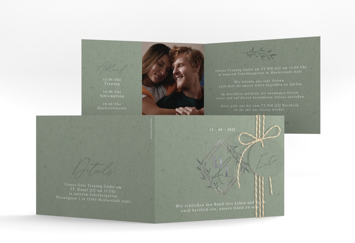 Hochzeitseinladung Greenletter A6 Klappkarte quer silber mit Initialen in elegantem Goldrahmen mit Blättern