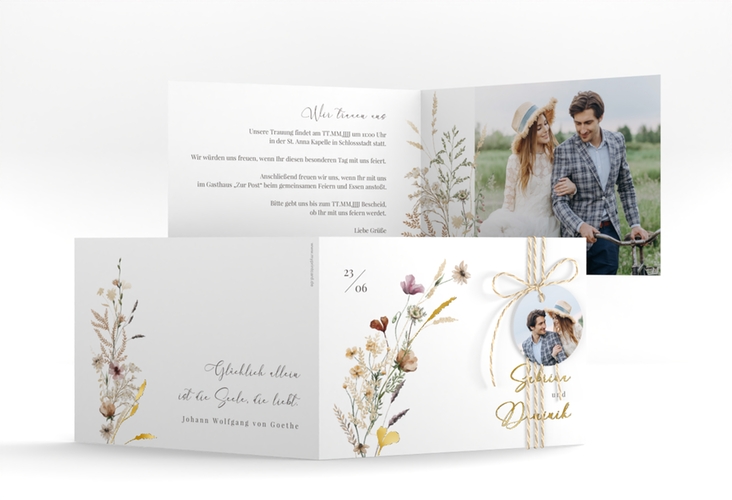 Hochzeitseinladung Sauvages A6 Klappkarte quer gold mit getrockneten Wiesenblumen