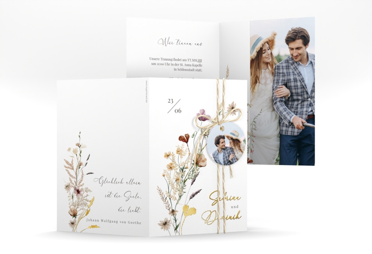 Einladungskarte Hochzeit Sauvages A6 Klappkarte hoch weiss gold mit getrockneten Wiesenblumen