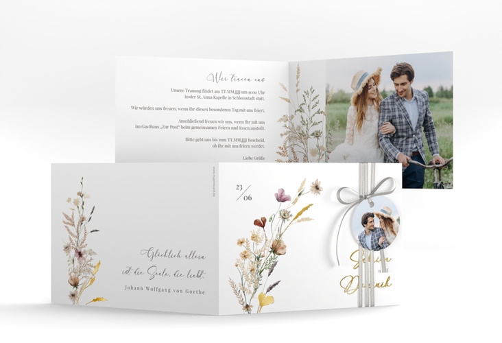 Hochzeitseinladung Sauvages A6 Klappkarte quer gold mit getrockneten Wiesenblumen
