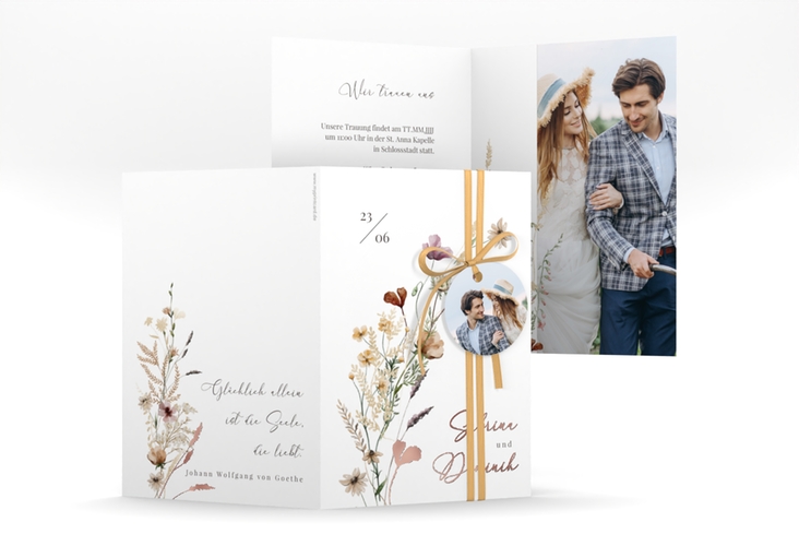 Einladungskarte Hochzeit Sauvages A6 Klappkarte hoch weiss rosegold mit getrockneten Wiesenblumen