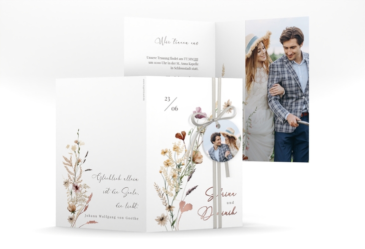 Einladungskarte Hochzeit Sauvages A6 Klappkarte hoch weiss rosegold mit getrockneten Wiesenblumen