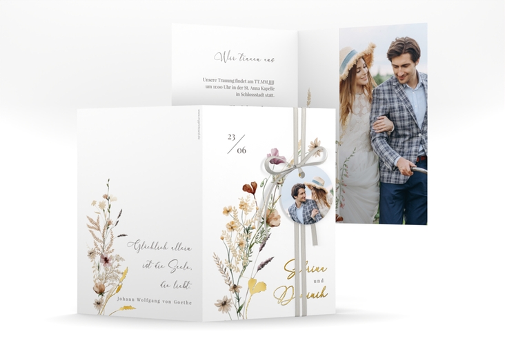 Einladungskarte Hochzeit Sauvages A6 Klappkarte hoch weiss gold mit getrockneten Wiesenblumen