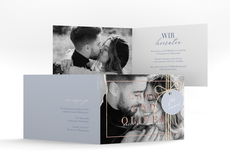 Hochzeitseinladung Moment A6 Klappkarte quer blau rosegold mit Schwarzweiß-Foto des Brautpaars
