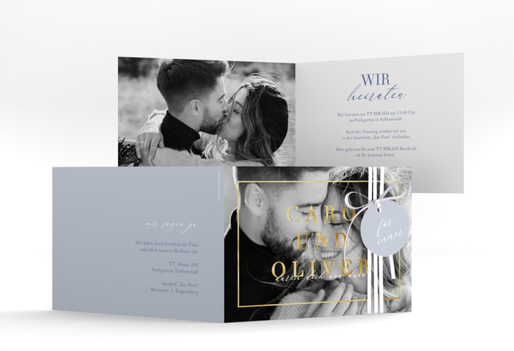 Hochzeitseinladung Moment A6 Klappkarte quer blau gold mit Schwarzweiß-Foto des Brautpaars