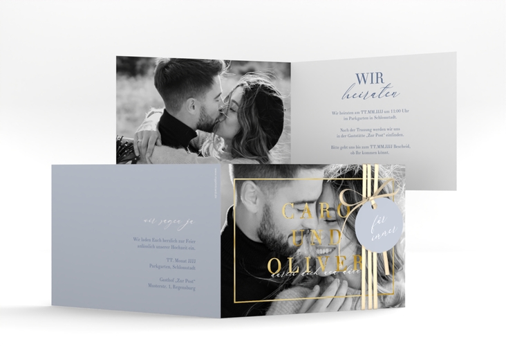 Hochzeitseinladung Moment A6 Klappkarte quer blau gold mit Schwarzweiß-Foto des Brautpaars