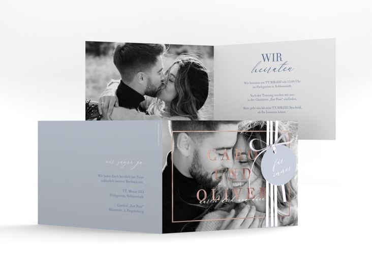 Hochzeitseinladung Moment A6 Klappkarte quer blau rosegold mit Schwarzweiß-Foto des Brautpaars