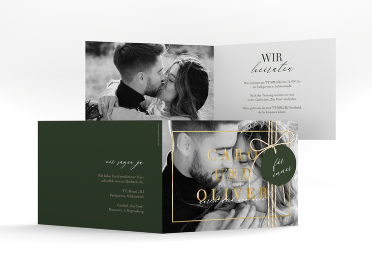 Hochzeitseinladung Moment A6 Klappkarte quer gruen gold mit Schwarzweiß-Foto des Brautpaars