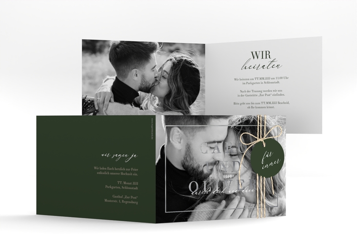 Hochzeitseinladung Moment A6 Klappkarte quer gruen silber mit Schwarzweiß-Foto des Brautpaars