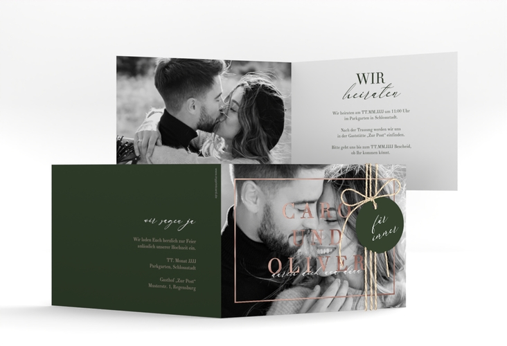 Hochzeitseinladung Moment A6 Klappkarte quer gruen rosegold mit Schwarzweiß-Foto des Brautpaars