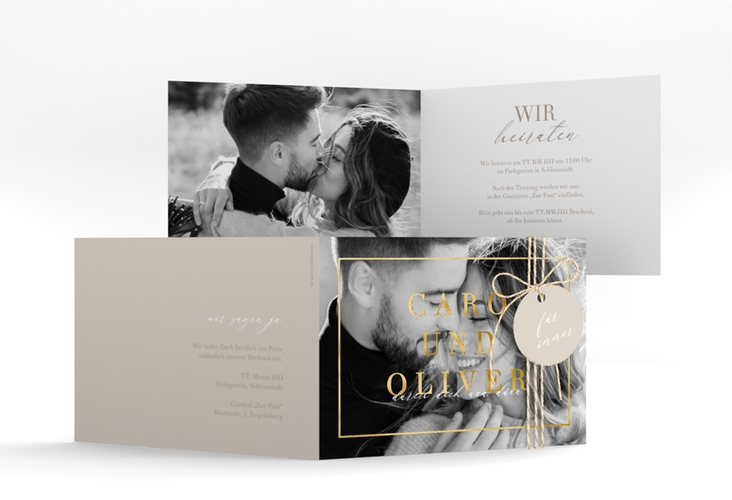 Hochzeitseinladung Moment A6 Klappkarte quer beige gold mit Schwarzweiß-Foto des Brautpaars