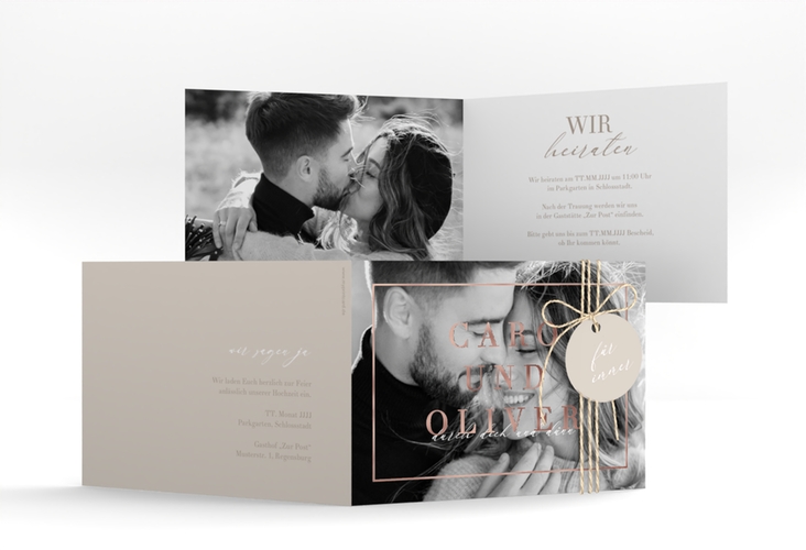 Hochzeitseinladung Moment A6 Klappkarte quer beige rosegold mit Schwarzweiß-Foto des Brautpaars