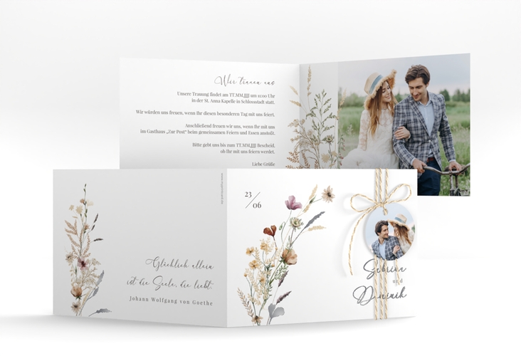 Hochzeitseinladung Sauvages A6 Klappkarte quer weiss silber mit getrockneten Wiesenblumen