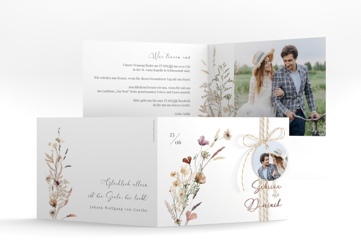 Hochzeitseinladung Sauvages A6 Klappkarte quer weiss rosegold mit getrockneten Wiesenblumen